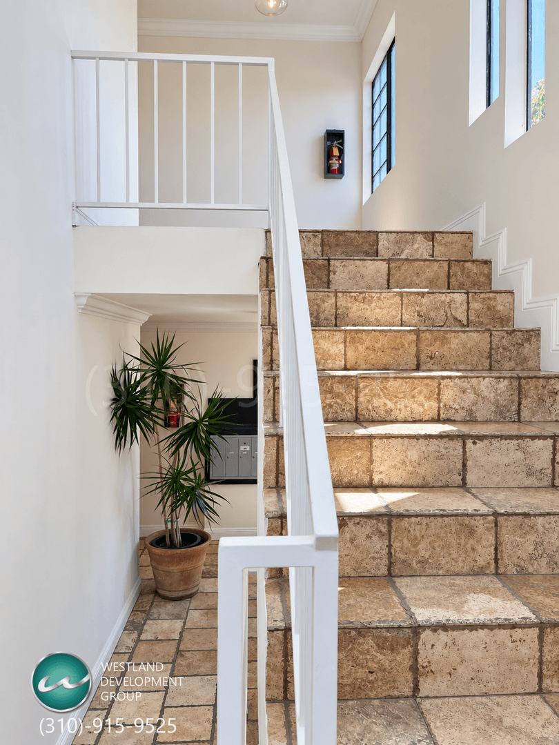 Los Angeles Apartment: 1540 Brockton Avenue