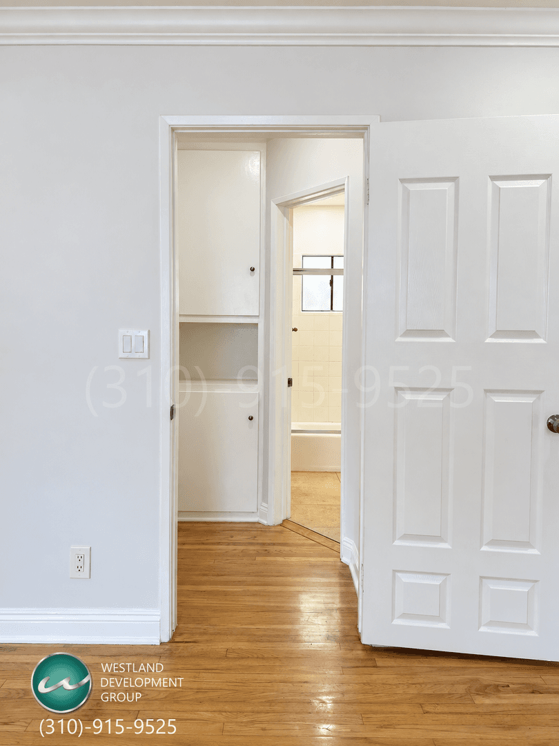 Los Angeles Apartment: 1506 S Barrington Avenue