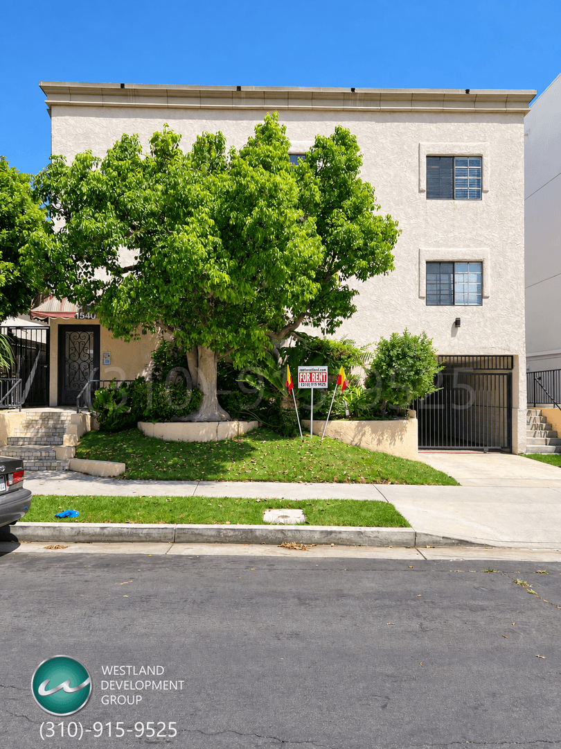 Los Angeles Apartment: 1540 Brockton Avenue