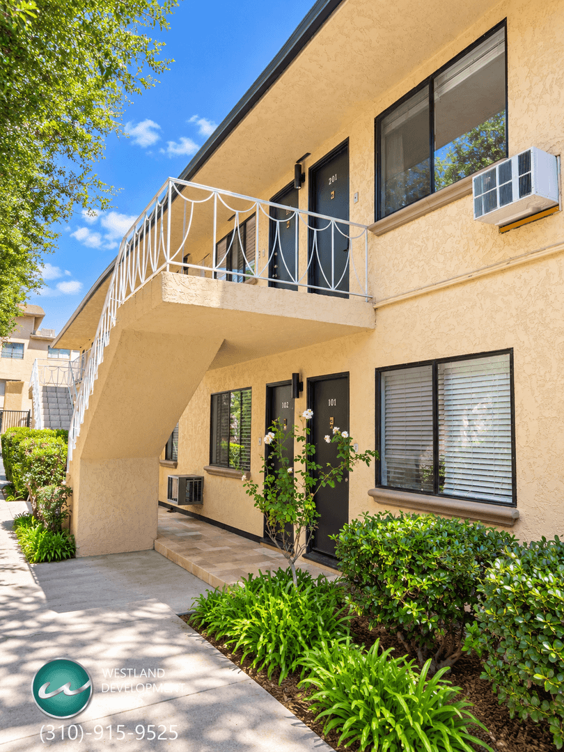 Los Angeles Apartment: 1506 S Barrington Avenue