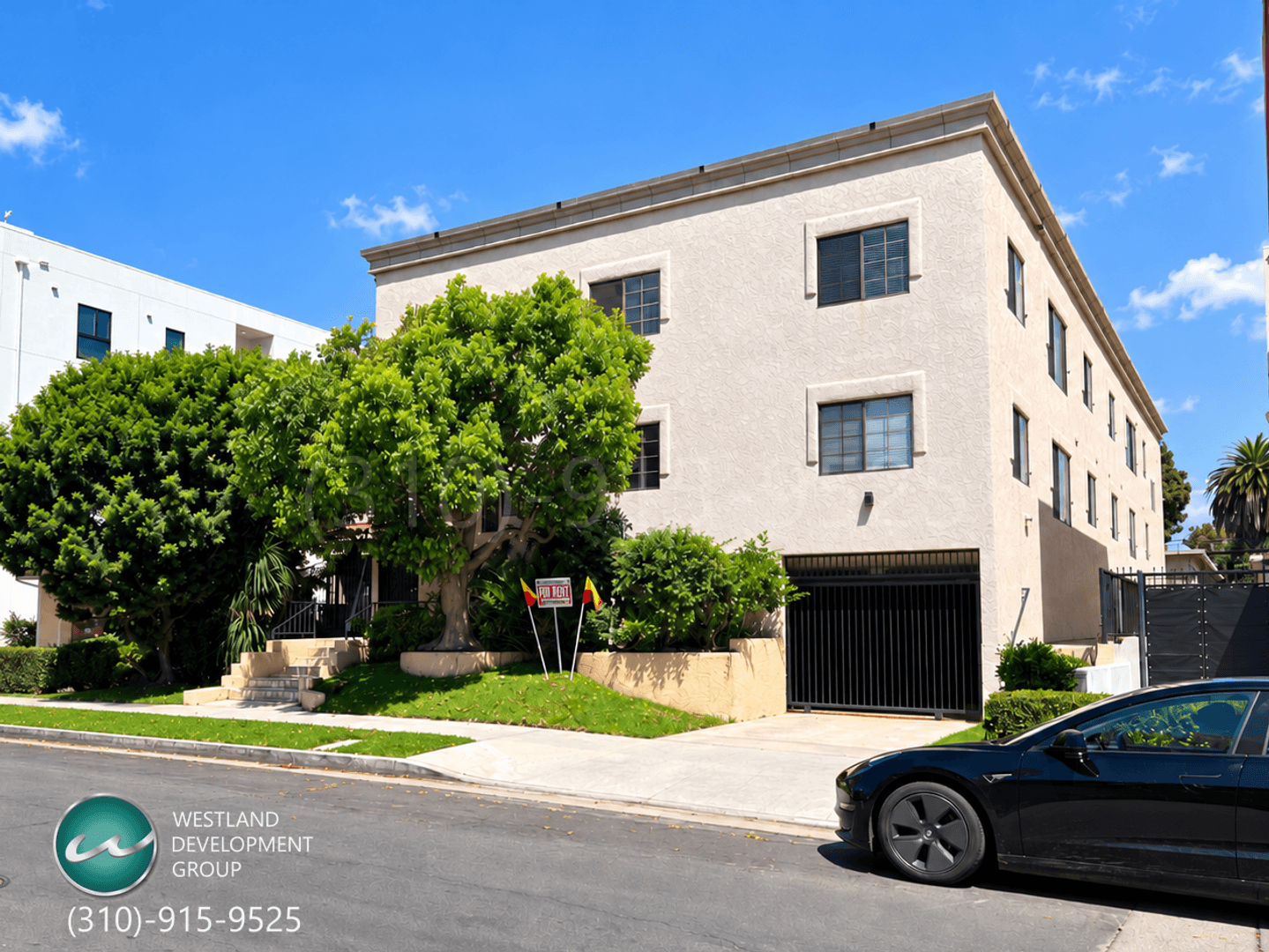 Los Angeles Apartment: 1540 Brockton Avenue