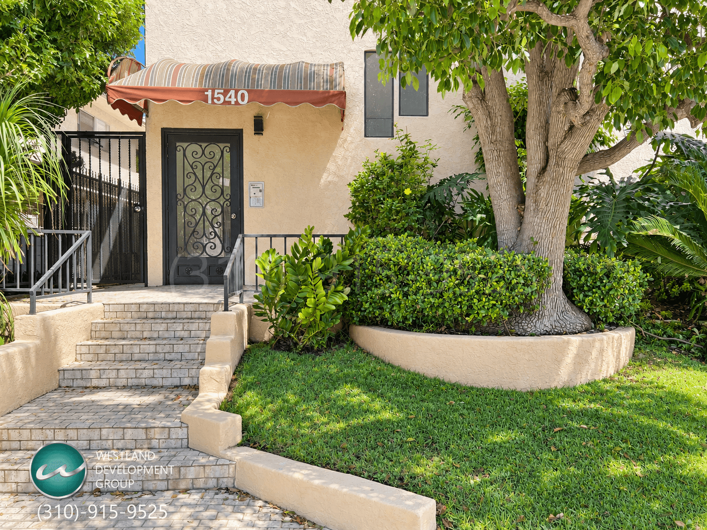 Los Angeles Apartment: 1540 Brockton Avenue