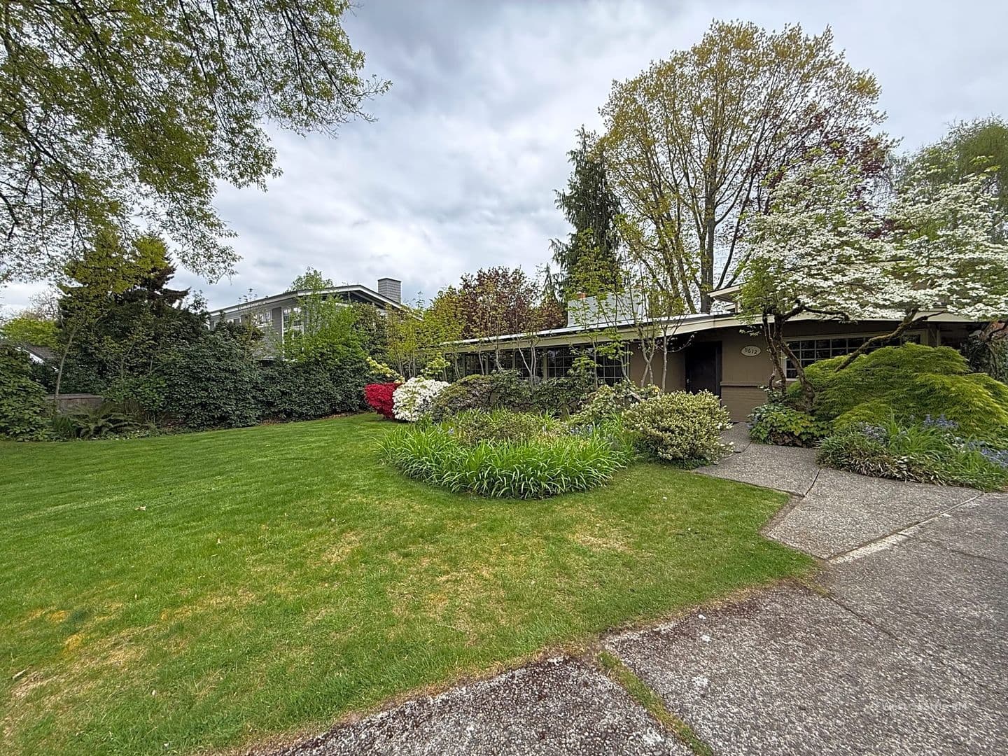 Medina House: 8612 NE 5th St