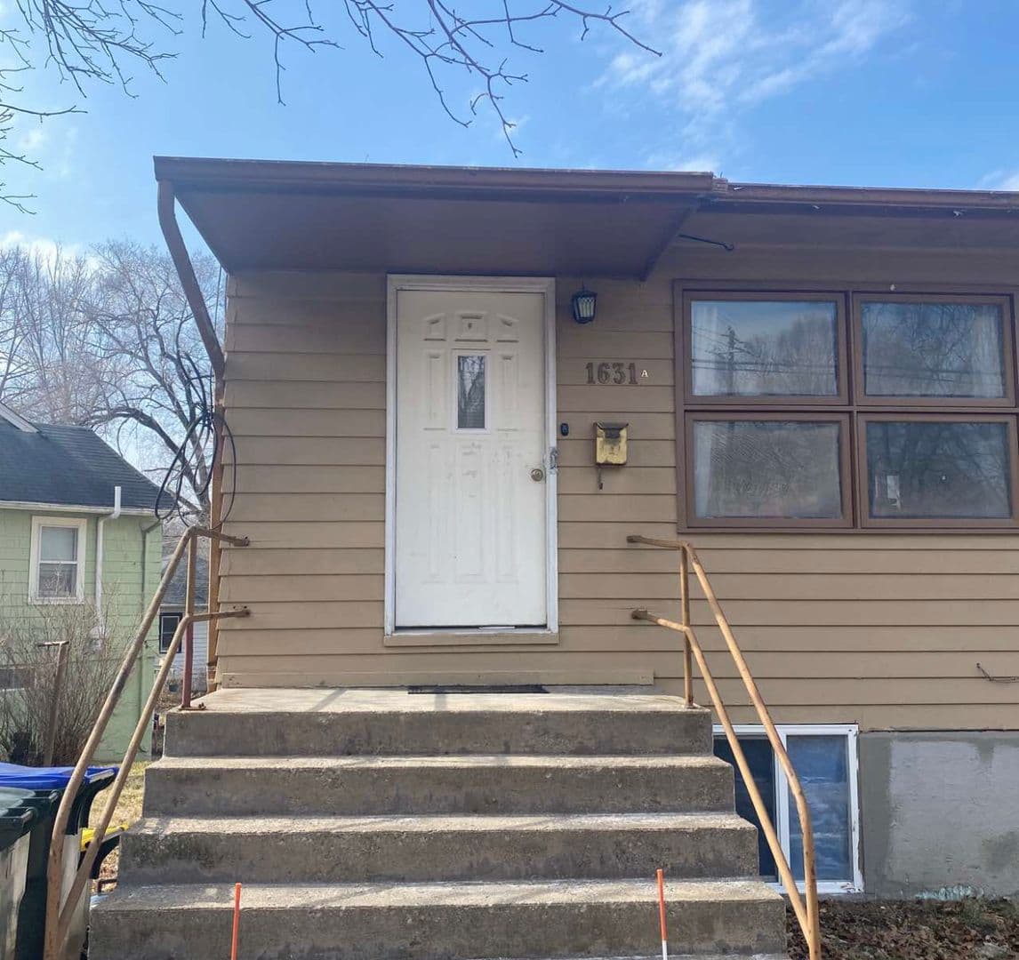 Iowa City Apartment: 1631 Muscatine Avenue