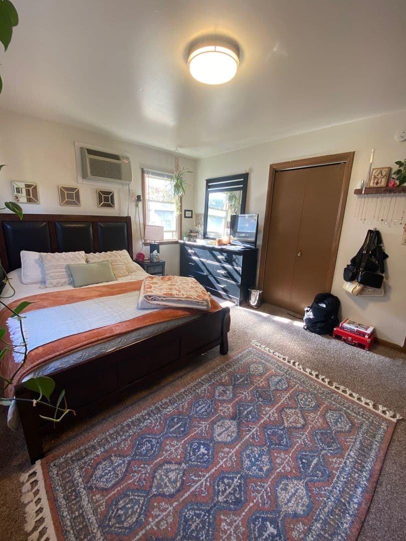 Iowa City Apartment: 614 E. Jefferson Street