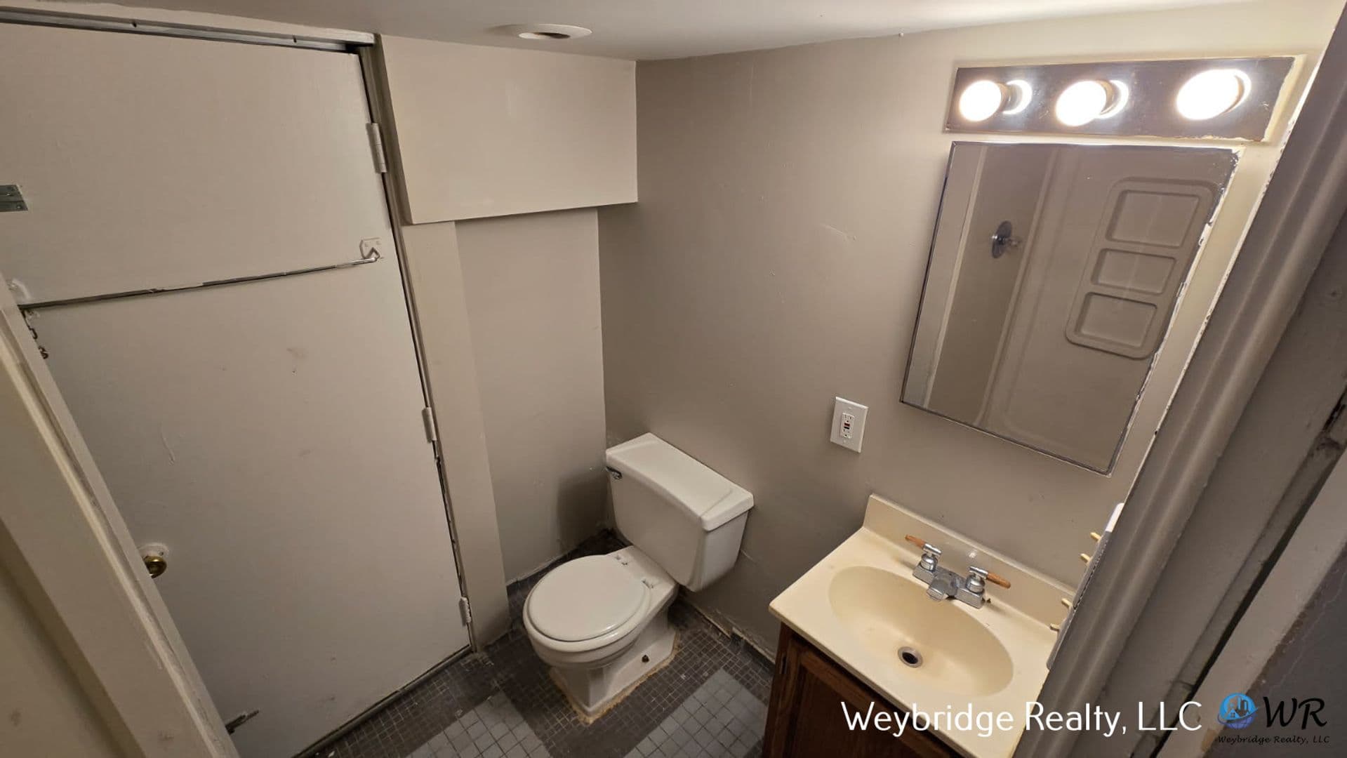 Cincinnati Apartment: 2216 Ohio Avenue