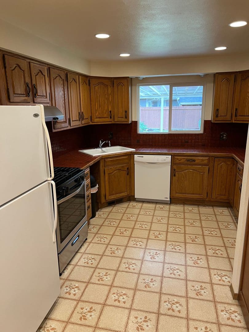 Tacoma Apartment: 115 Tule Lake Rd E