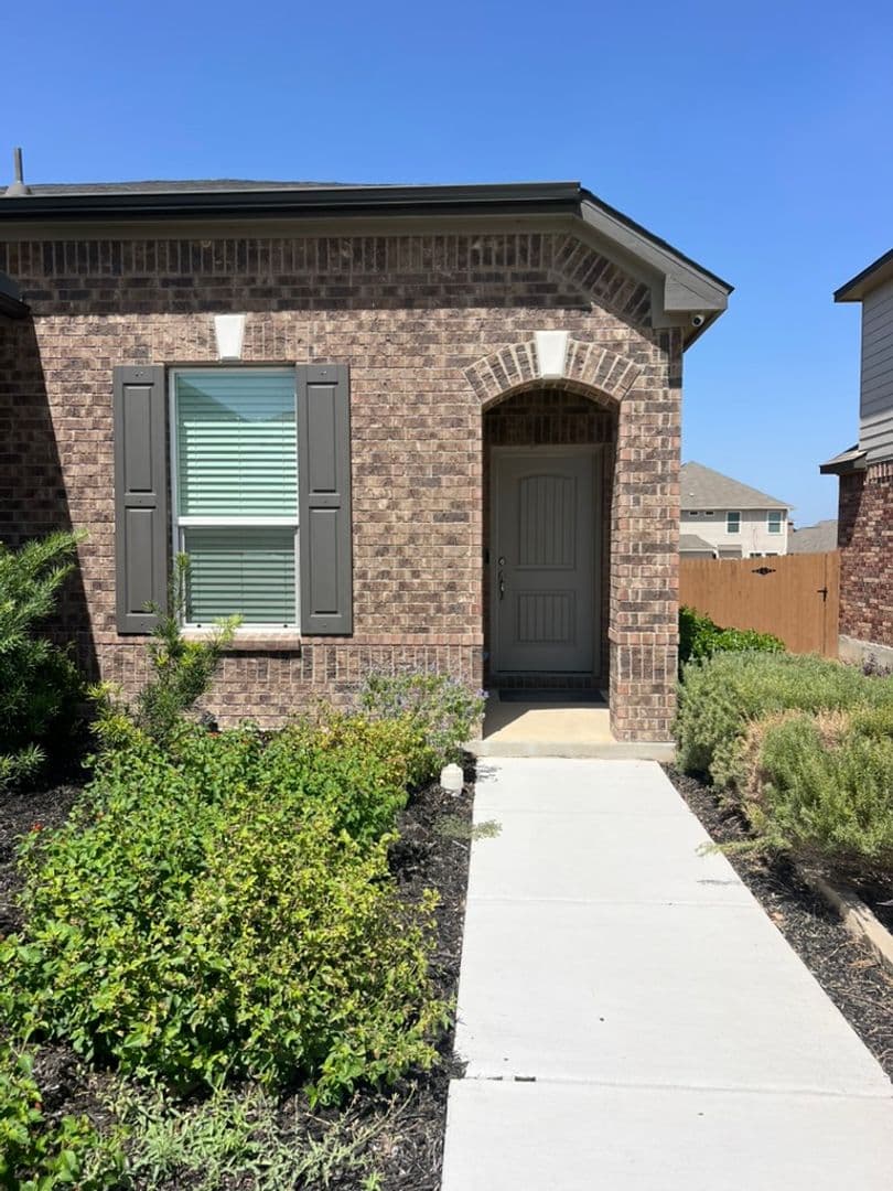 Boerne House: 114 E Granite Shores Drive