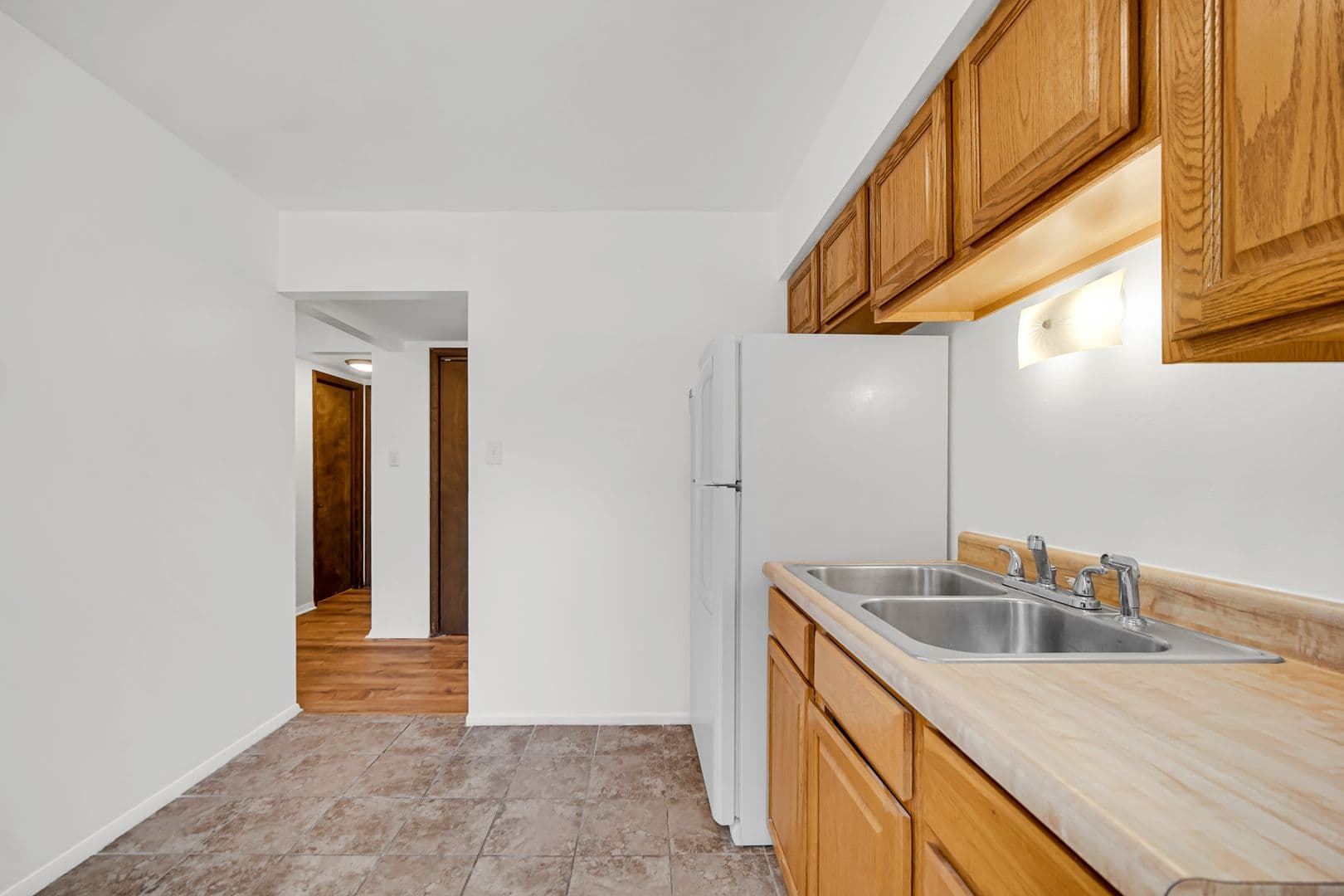 Crown Point Apartment: 323 W Walnut St