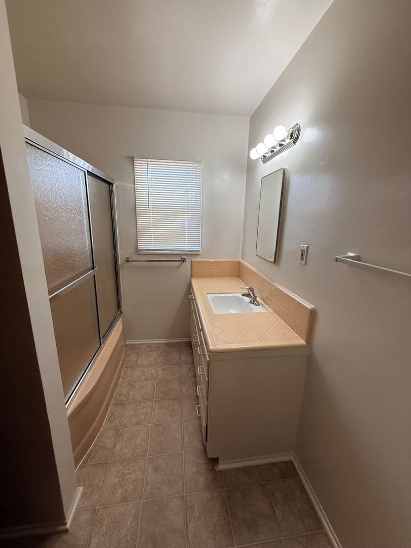 Long Beach Apartment: 1745 E. Appleton St.