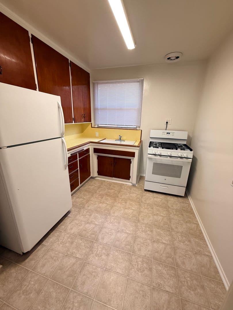 Long Beach Apartment: 1745 E. Appleton St.