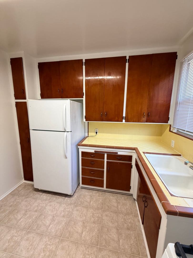 Long Beach Apartment: 1745 E. Appleton St.