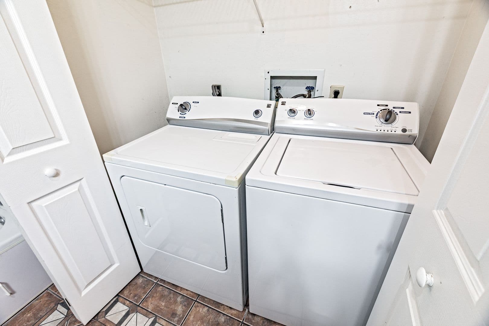 Newark House: 35 Foxtail Ct