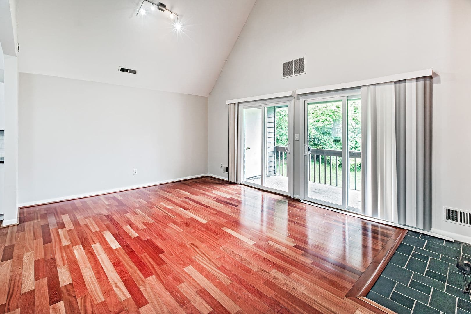 Newark House: 35 Foxtail Ct