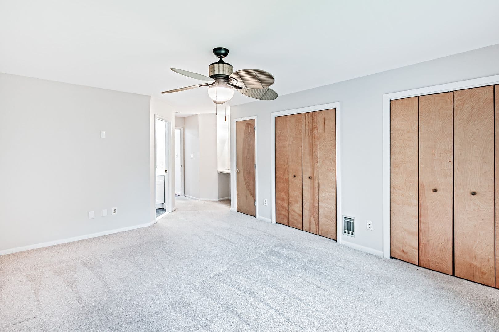 Newark House: 35 Foxtail Ct