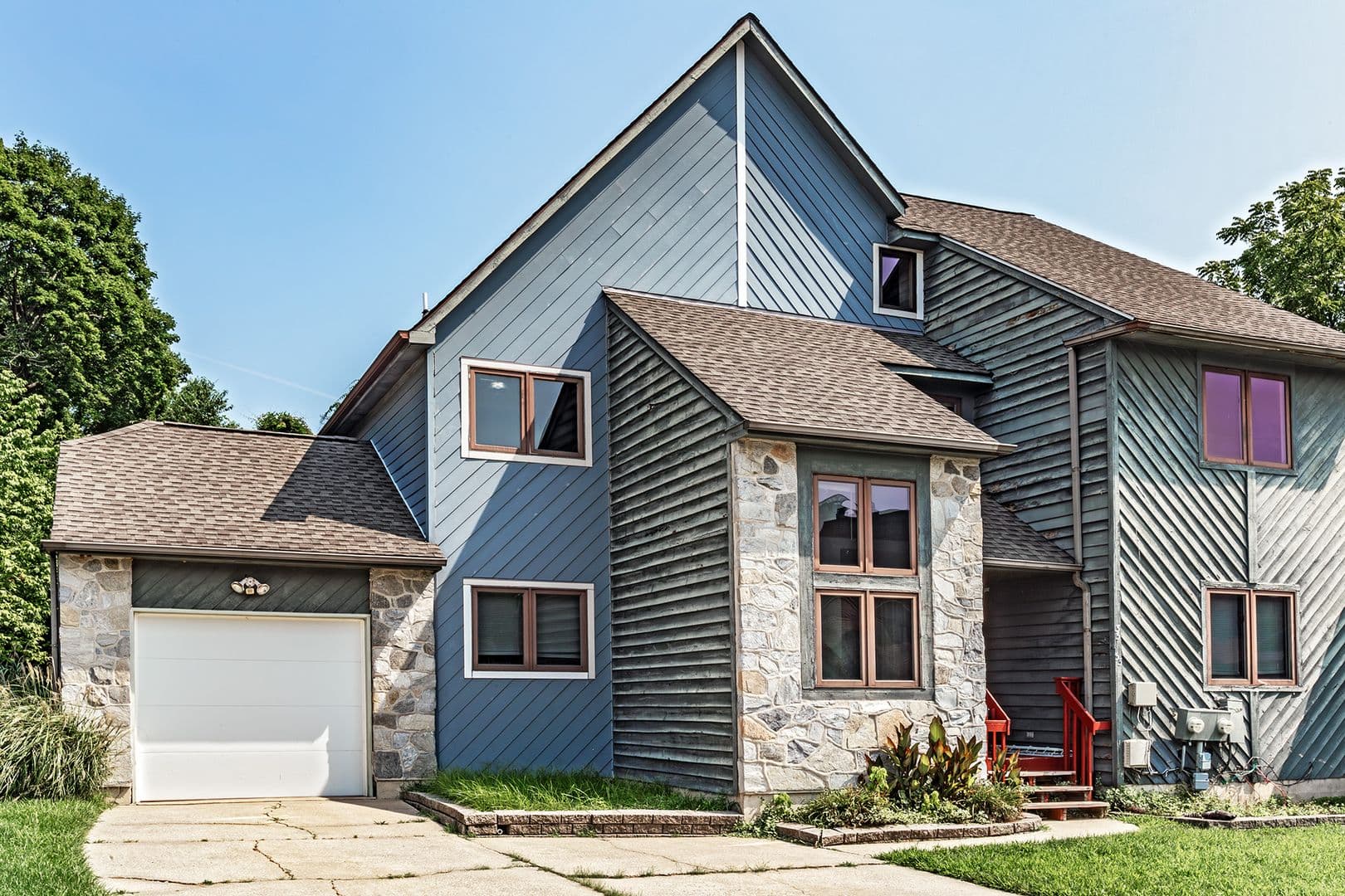 Newark House: 35 Foxtail Ct