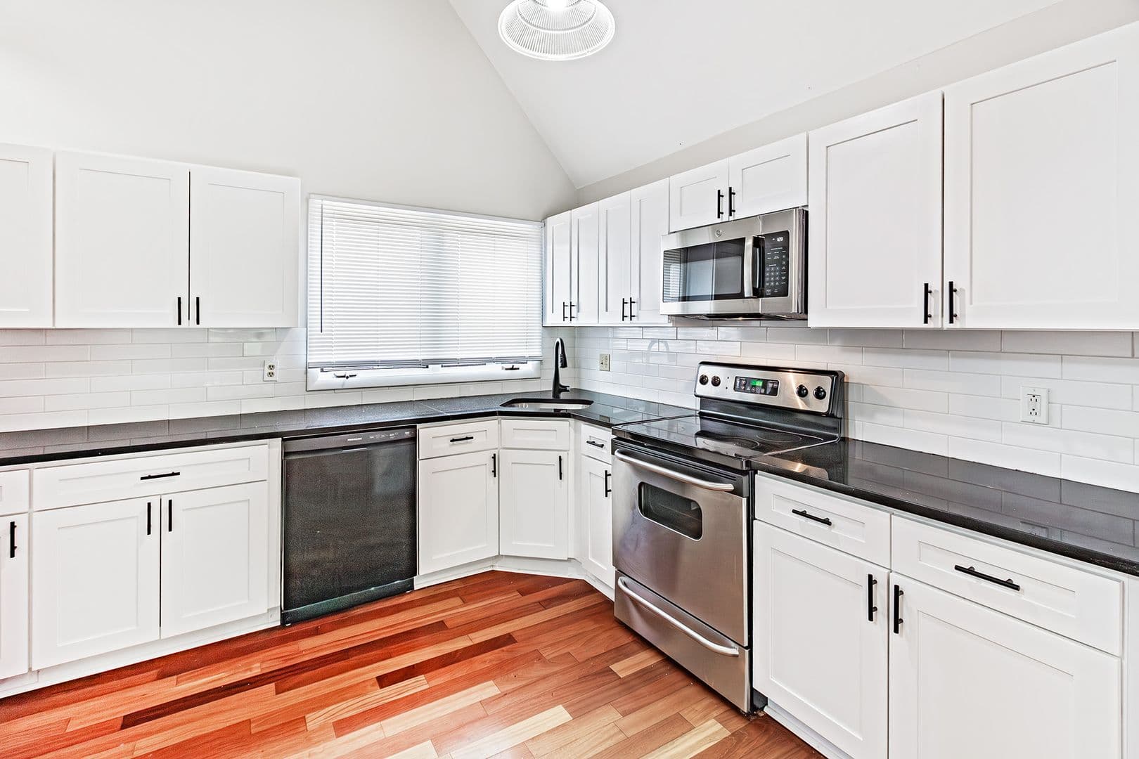 Newark House: 35 Foxtail Ct