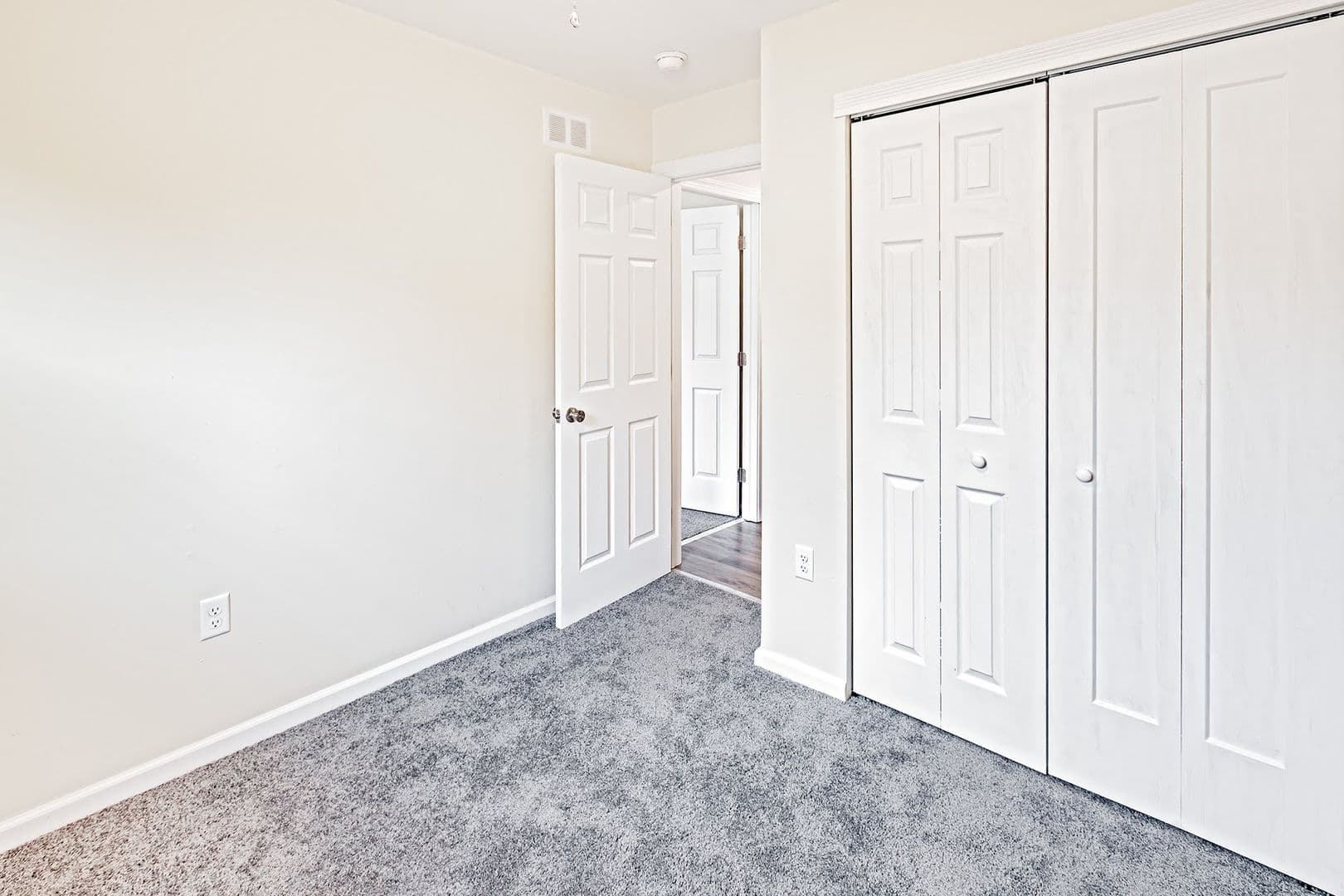 Newark House: 1206 Flanders Way