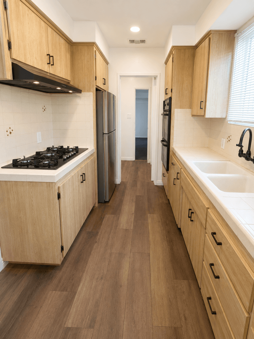 Los Angeles House: 2157 W 109th Pl
