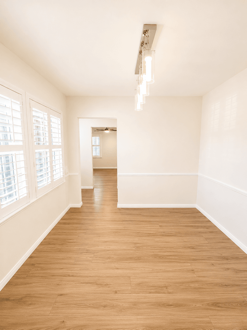 Los Angeles House: 2157 W 109th Pl
