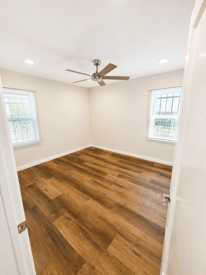 Los Angeles House: 2157 W 109th Pl