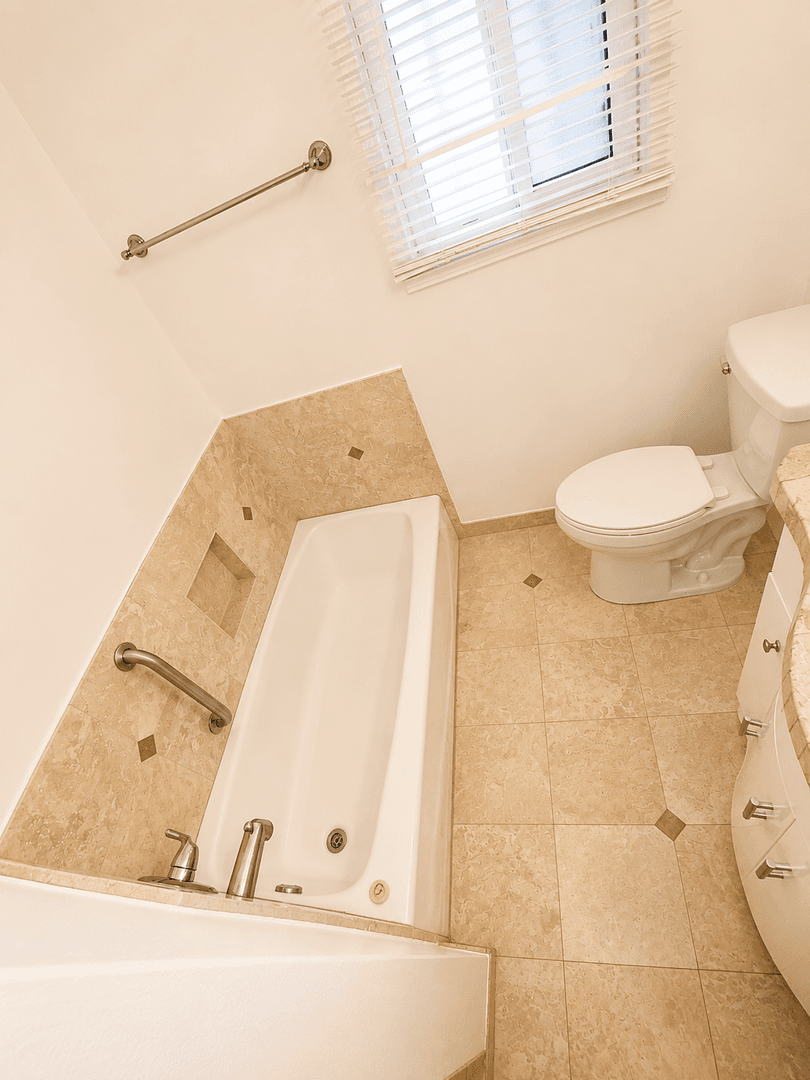 Los Angeles House: 2157 W 109th Pl