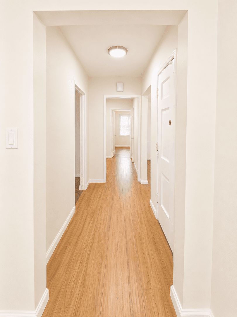 Los Angeles House: 2157 W 109th Pl