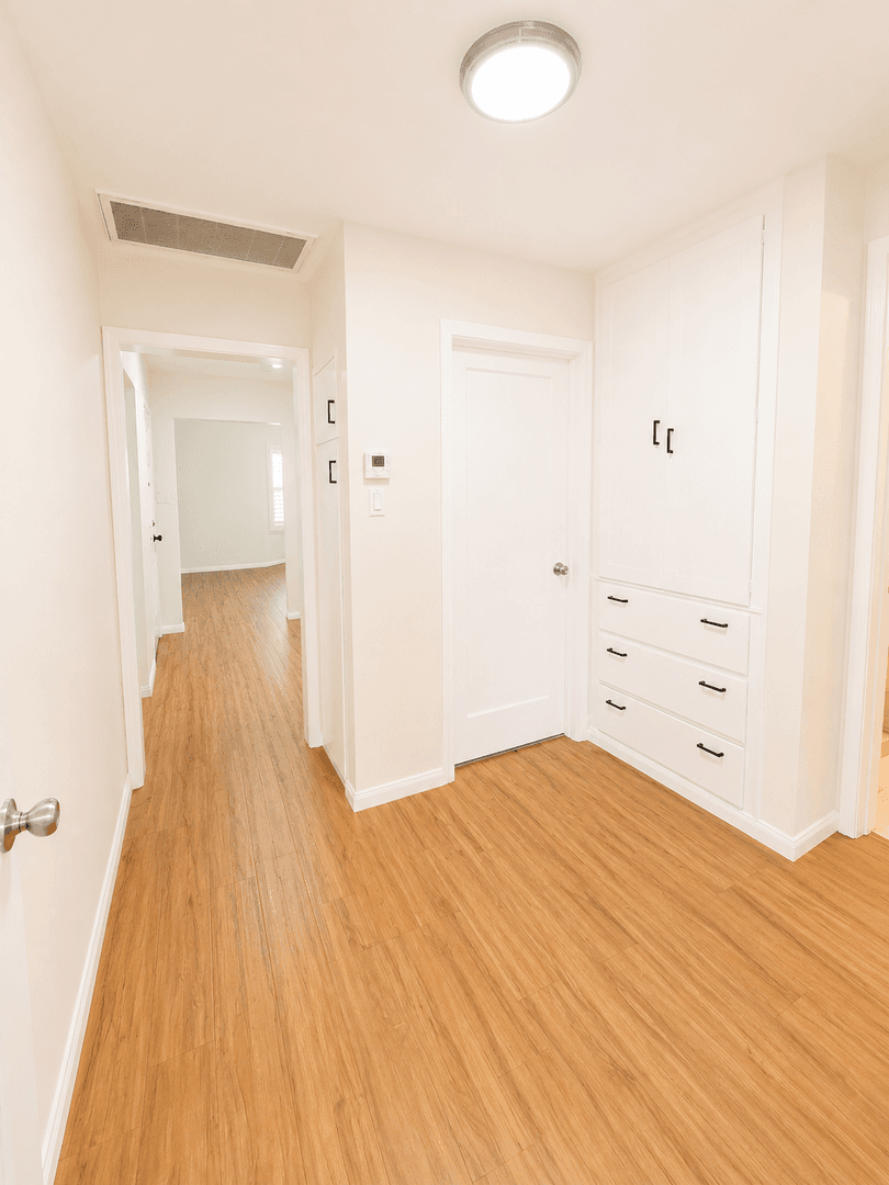 Los Angeles House: 2157 W 109th Pl