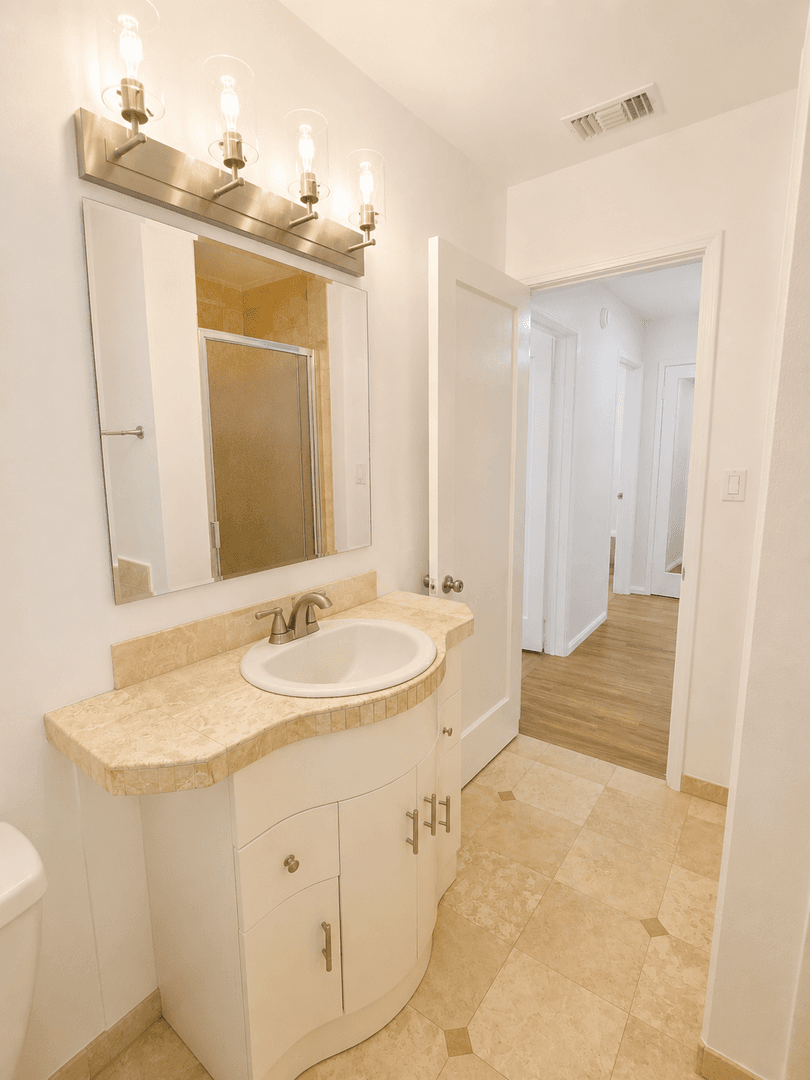 Los Angeles House: 2157 W 109th Pl