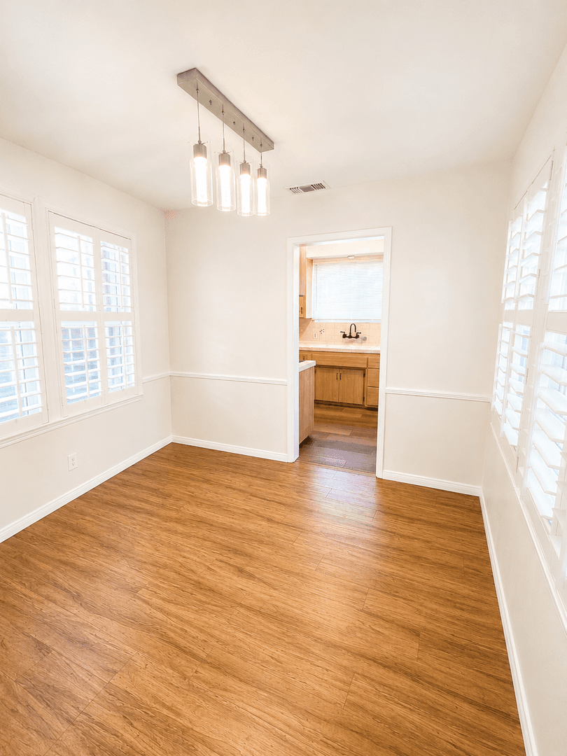 Los Angeles House: 2157 W 109th Pl