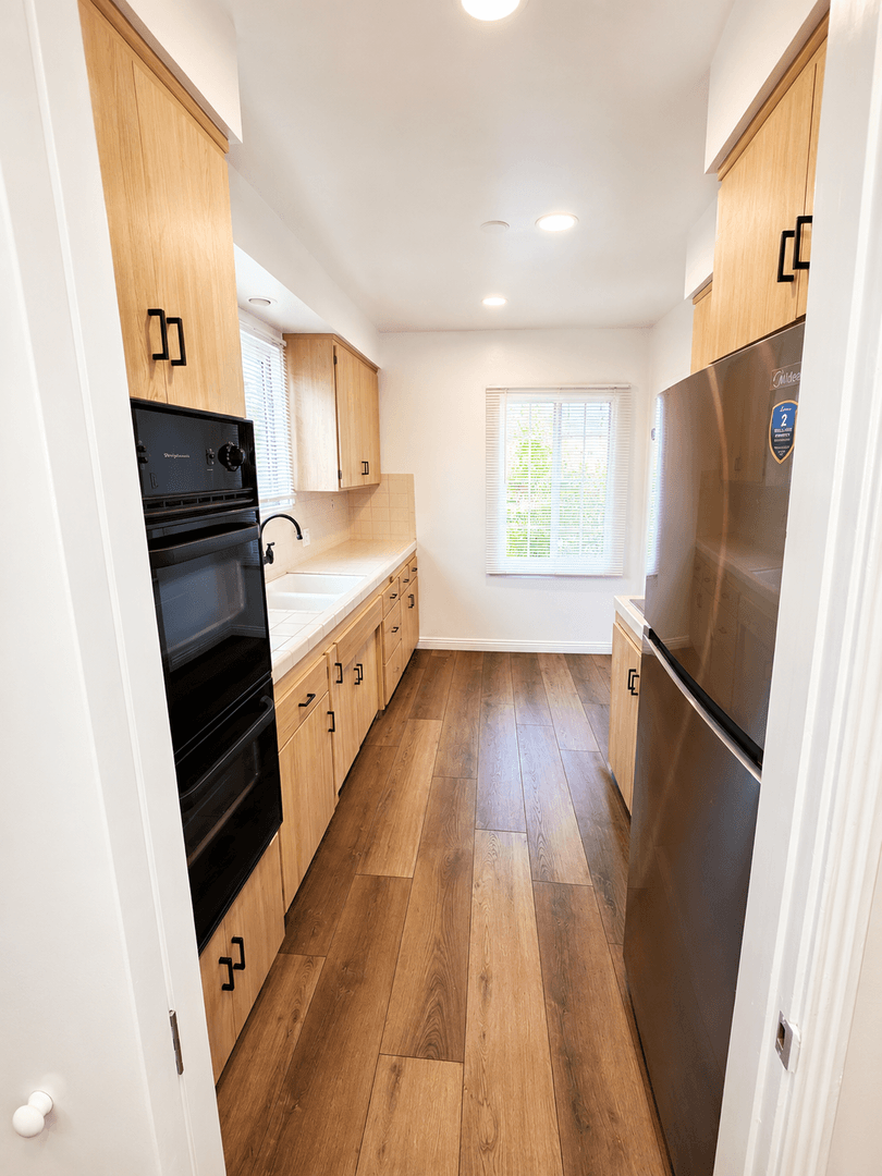 Los Angeles House: 2157 W 109th Pl