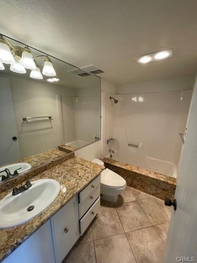 San Clemente Condo: 405 Avenida Granada, #404