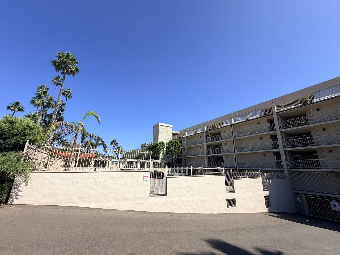 San Clemente Condo: 405 Avenida Granada, #404