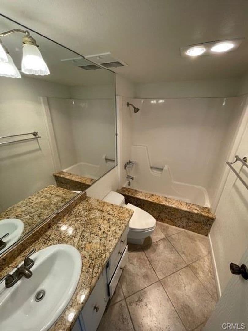 San Clemente Condo: 405 Avenida Granada, #404