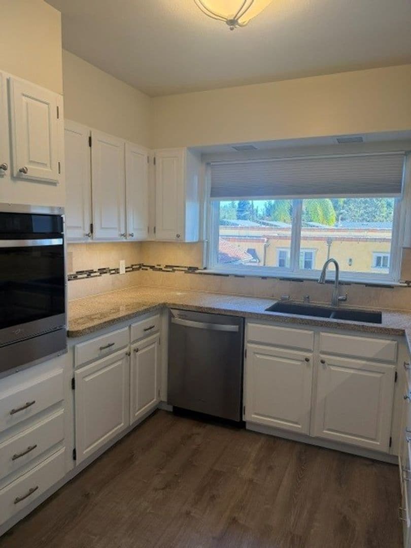 Redwood City Apartment: 122 Nueva Avenue