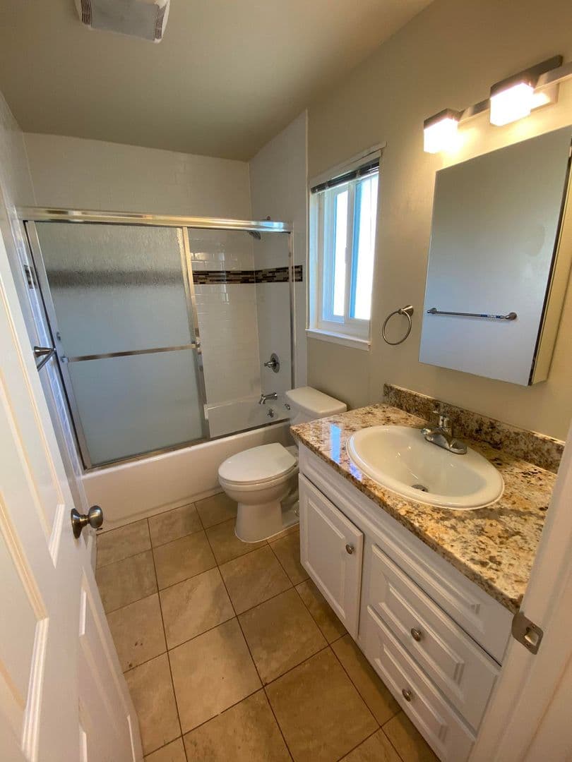 Redwood City Apartment: 1535 Hess Road