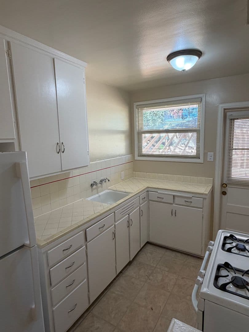 Redwood City Apartment: 40 Clinton Street
