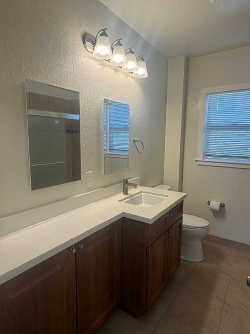 Redwood City Apartment: 122 Nueva Avenue