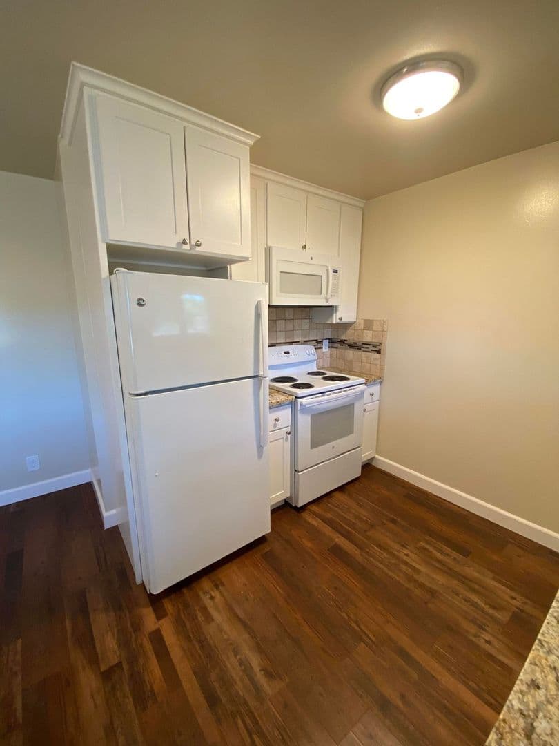 Redwood City Apartment: 1535 Hess Road