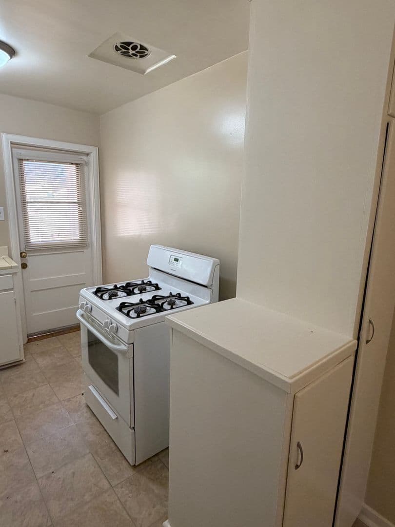 Redwood City Apartment: 40 Clinton Street