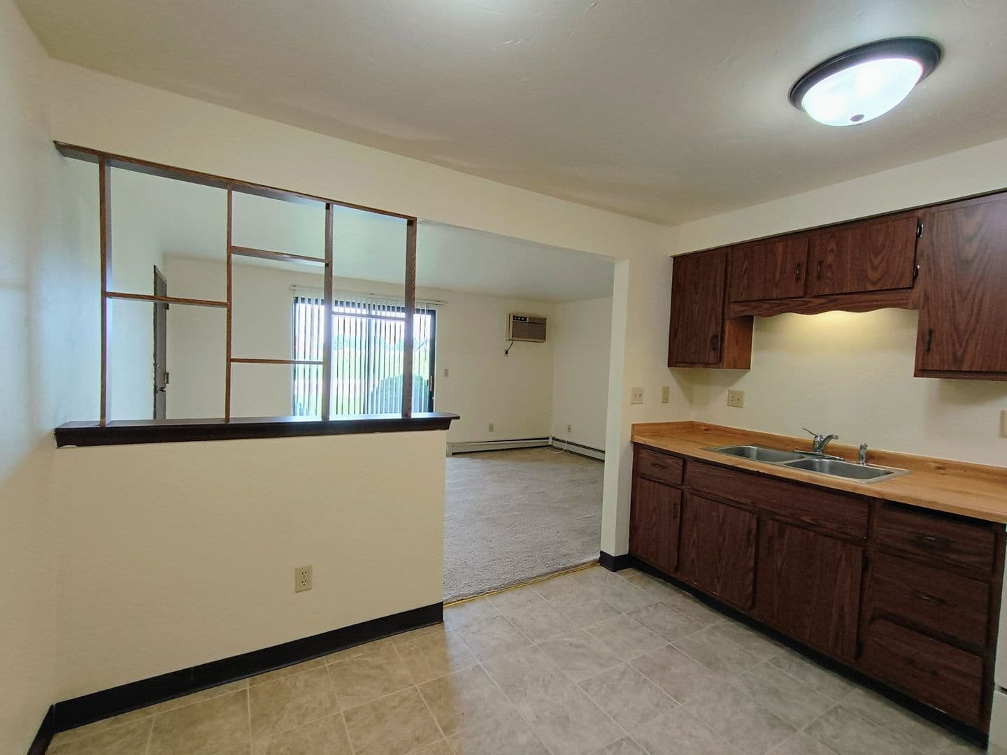 Green Bay Apartment: 1398 Kingston Terrace