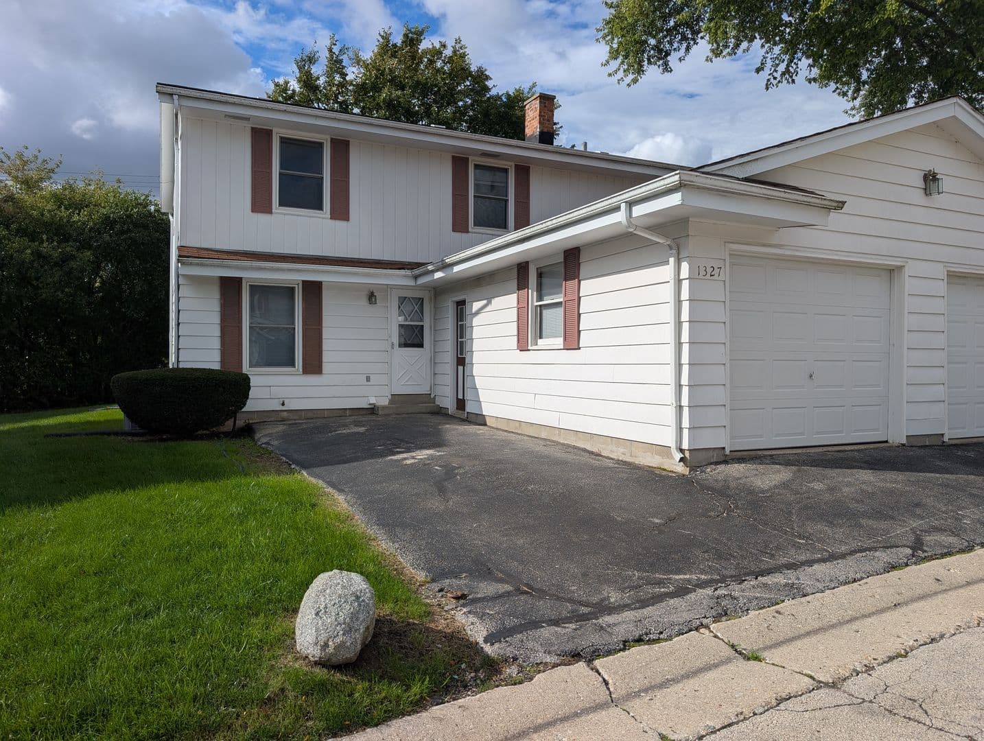 Brookfield Apartment: 1345 Dover Place