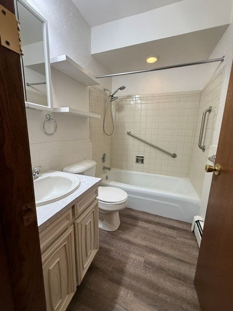 New Holstein Apartment: 1700 Jackson St