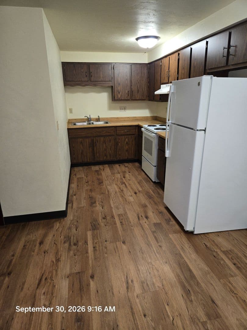 Green Bay Apartment: 1398 Kingston Terrace