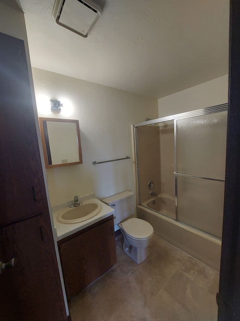 Green Bay Apartment: 1398 Kingston Terrace