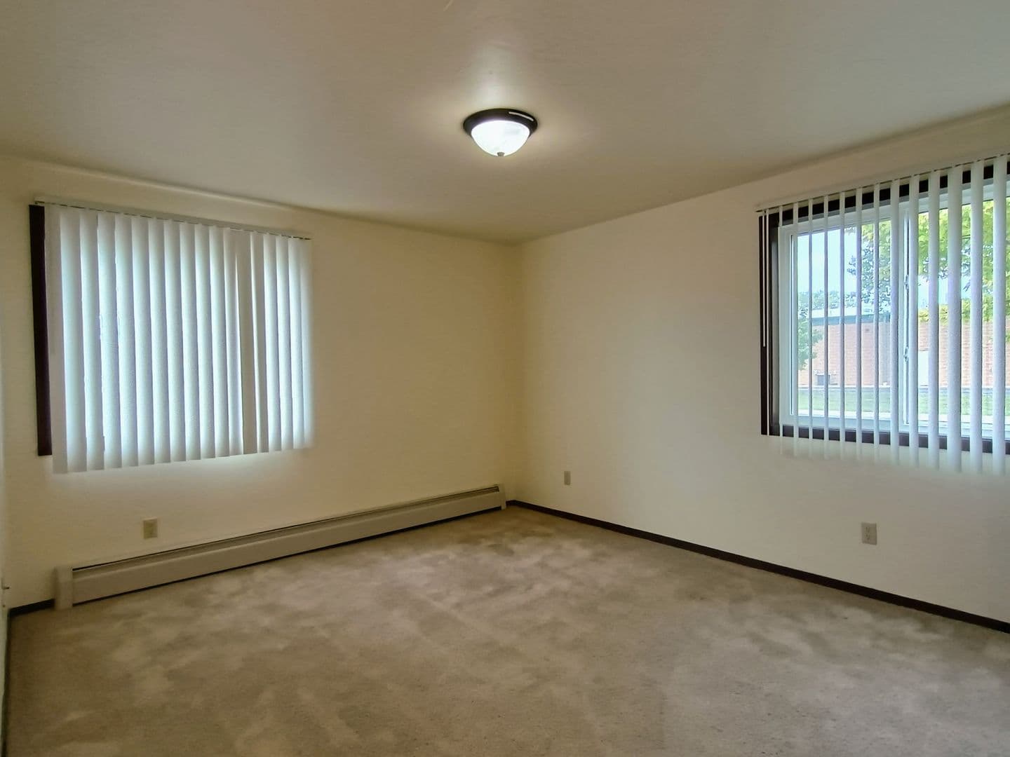 Green Bay Apartment: 1398 Kingston Terrace