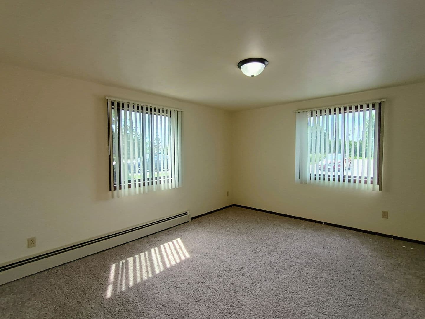 Green Bay Apartment: 1398 Kingston Terrace