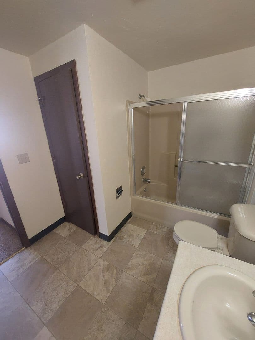 Green Bay Apartment: 1398 Kingston Terrace