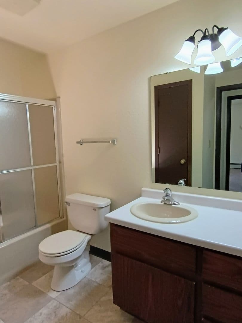 Green Bay Apartment: 1398 Kingston Terrace