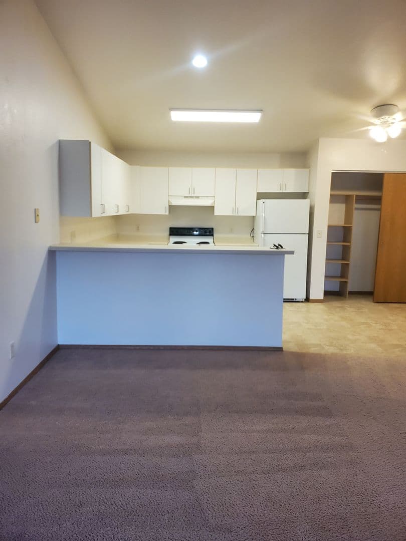 Plymouth Apartment: 225 S River Blvd